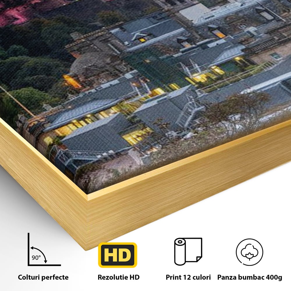 Detaliu al suprafetei: tablou canvas cu peisaj urban din scotia la amurg, in rama de aluminiu auriu